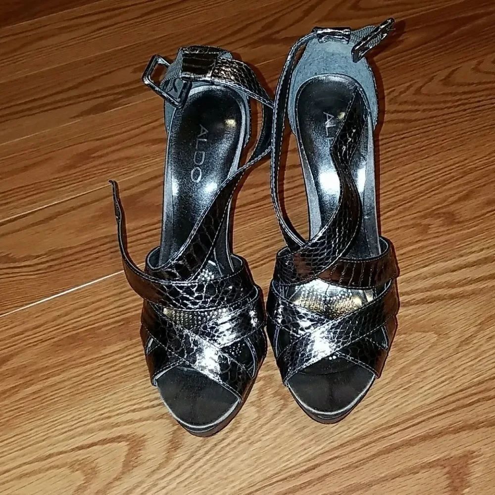Aldo Silver Metallic heels Sz. 9 heels EUC